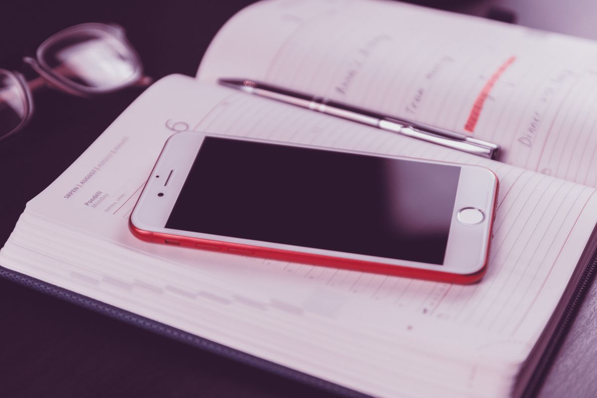 Smartphone und Kalender – Physiotherapie-Termin im Voraus buchen