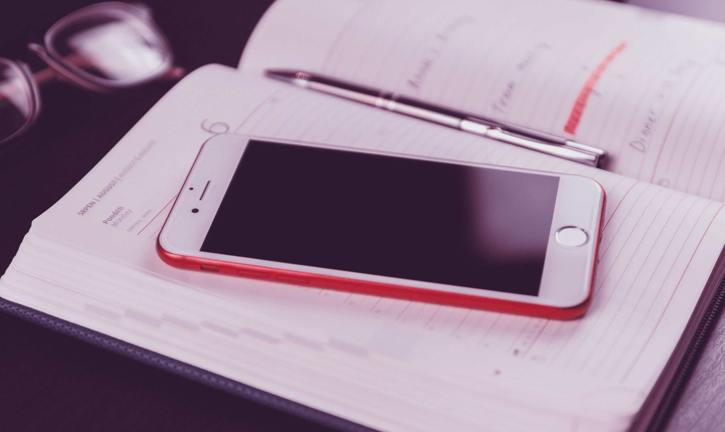 Prise de rendez-vous en ligne sur son site : le guide pour TPE et artisans (2026) 3 Smartphone posé sur un agenda ouvert, symbole de la prise de rendez-vous en ligne pour les professionnels du Pays de Redon