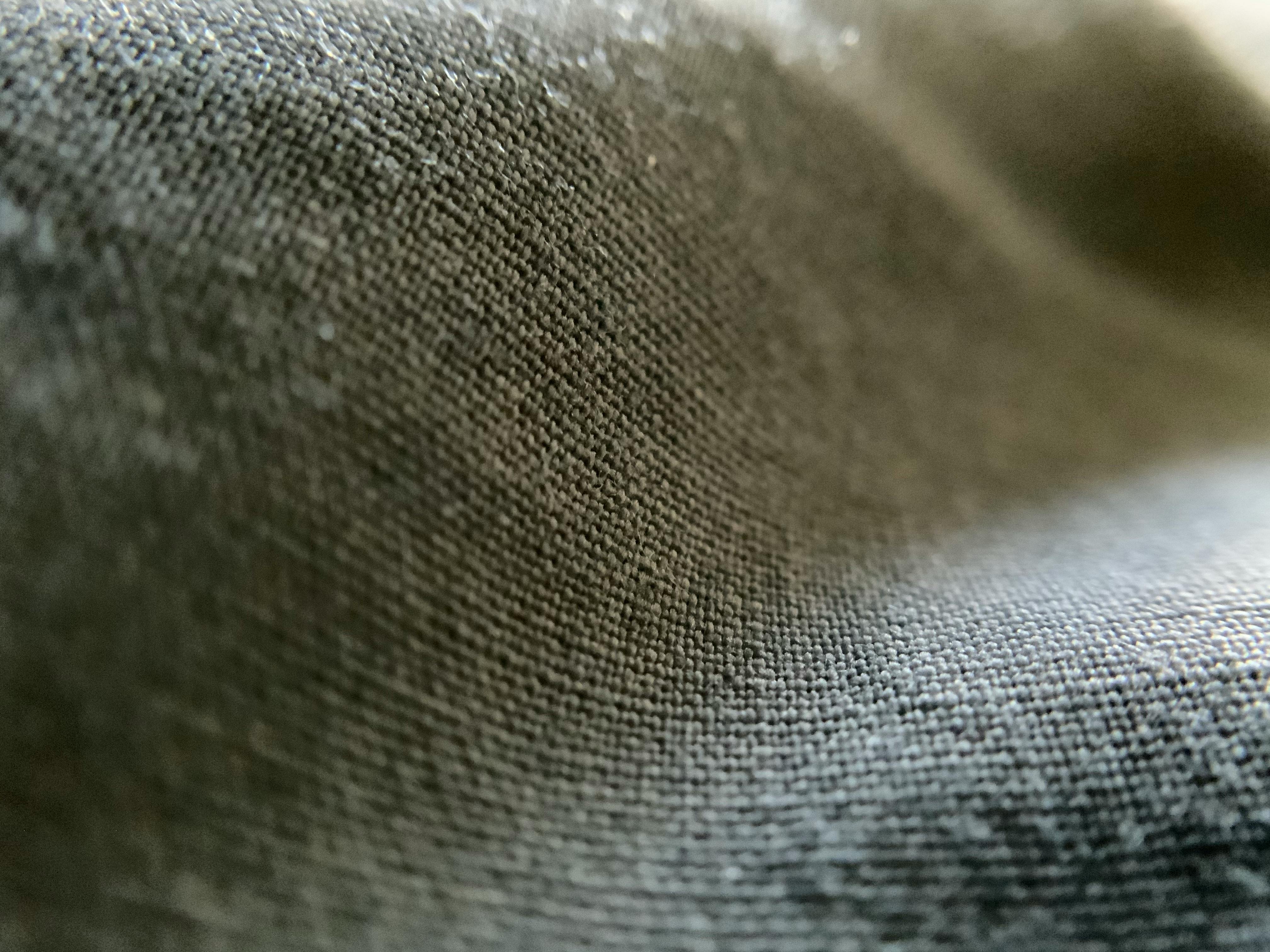 Personne mettant une pièce dans une tirelire, symbolisant l'épargne