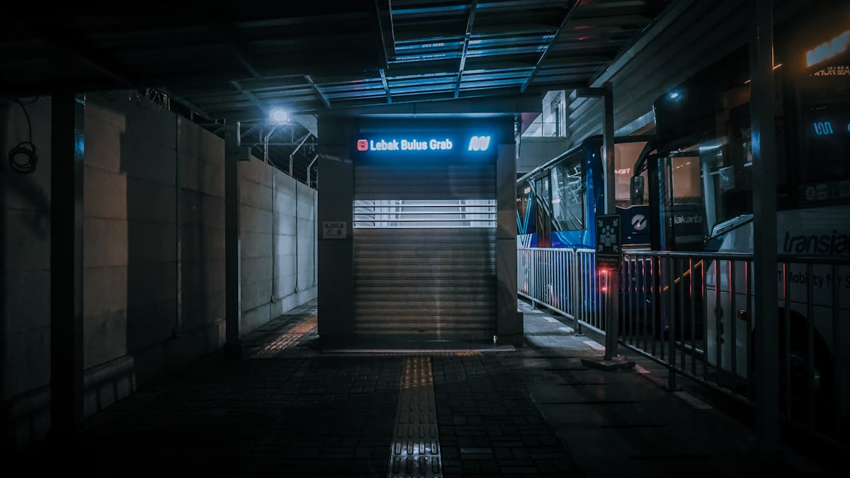 Person with notebook and laptop following a Pomodoro timer on screen