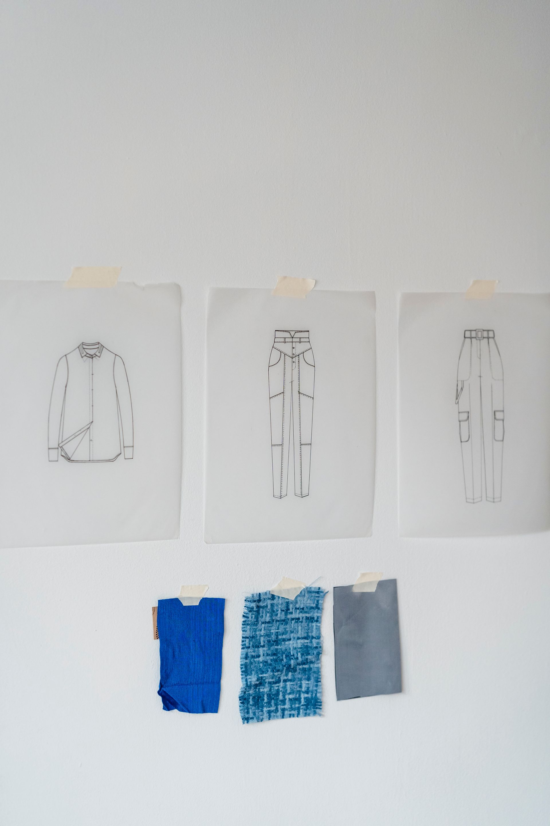 Szkice modowe na ścianie atelier