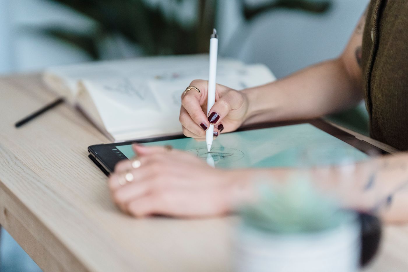 Redaktionstisch mit Notizen, Tablet und Kaffeetasse