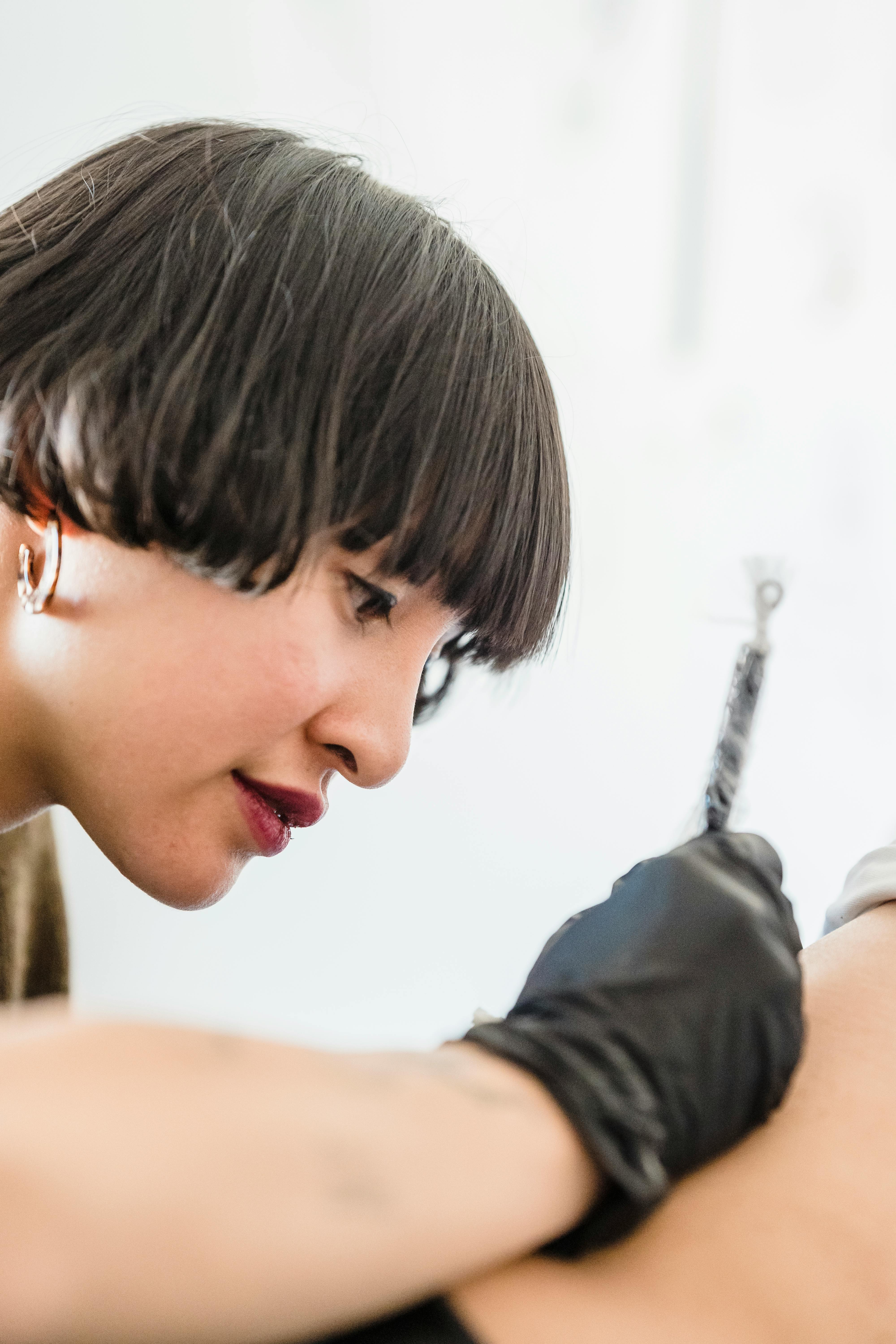 Persona organizando libros en un estante, símbolo de orden.