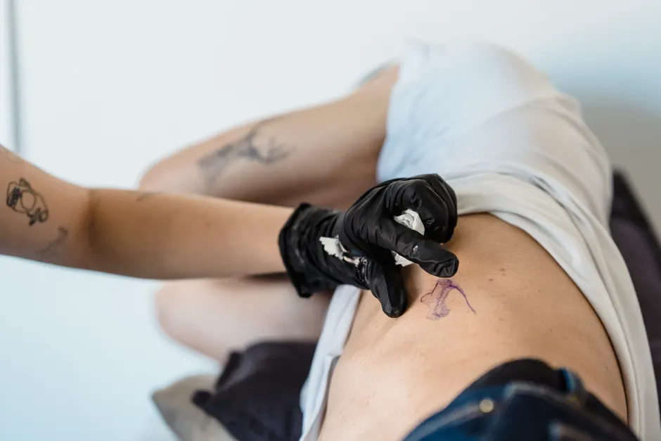 Préparation d'un tatouage sur la peau avant la pose du motif