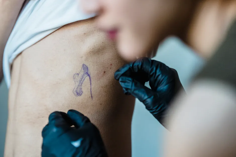 Gros plan sur la peau nette et préparée avant l'application d'un tatouage temporaire.