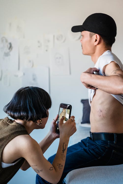 Δωρεάν στοκ φωτογραφιών με smartphone, tattoo, άνδρας