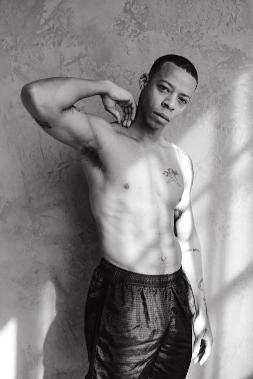 Ilmainen kuvapankkikuva tunnisteilla afroamerikkalainen mies, harmaasävyt, ilman paitaa
