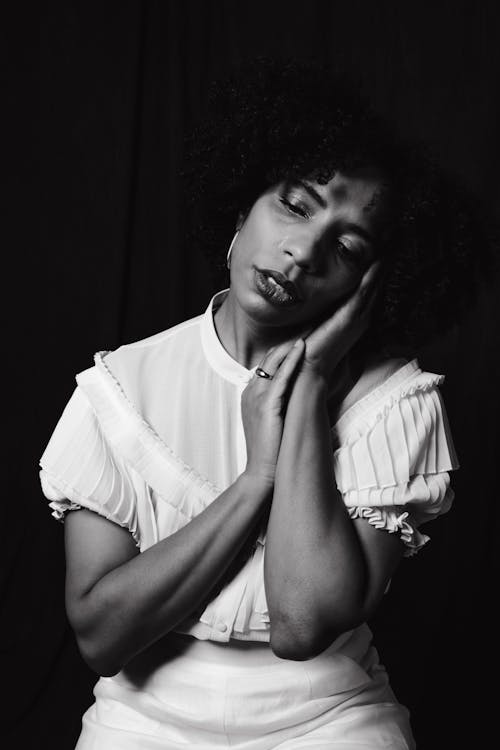 Free Grayscale Photo of an Afro-Haired Woman Posing Stock Photo