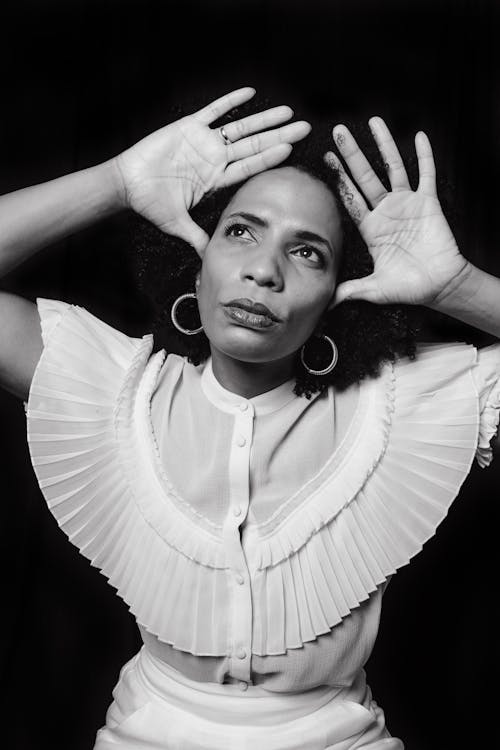 Free Grayscale Photo of an Afro-Haired Woman Looking Up while Posing Stock Photo