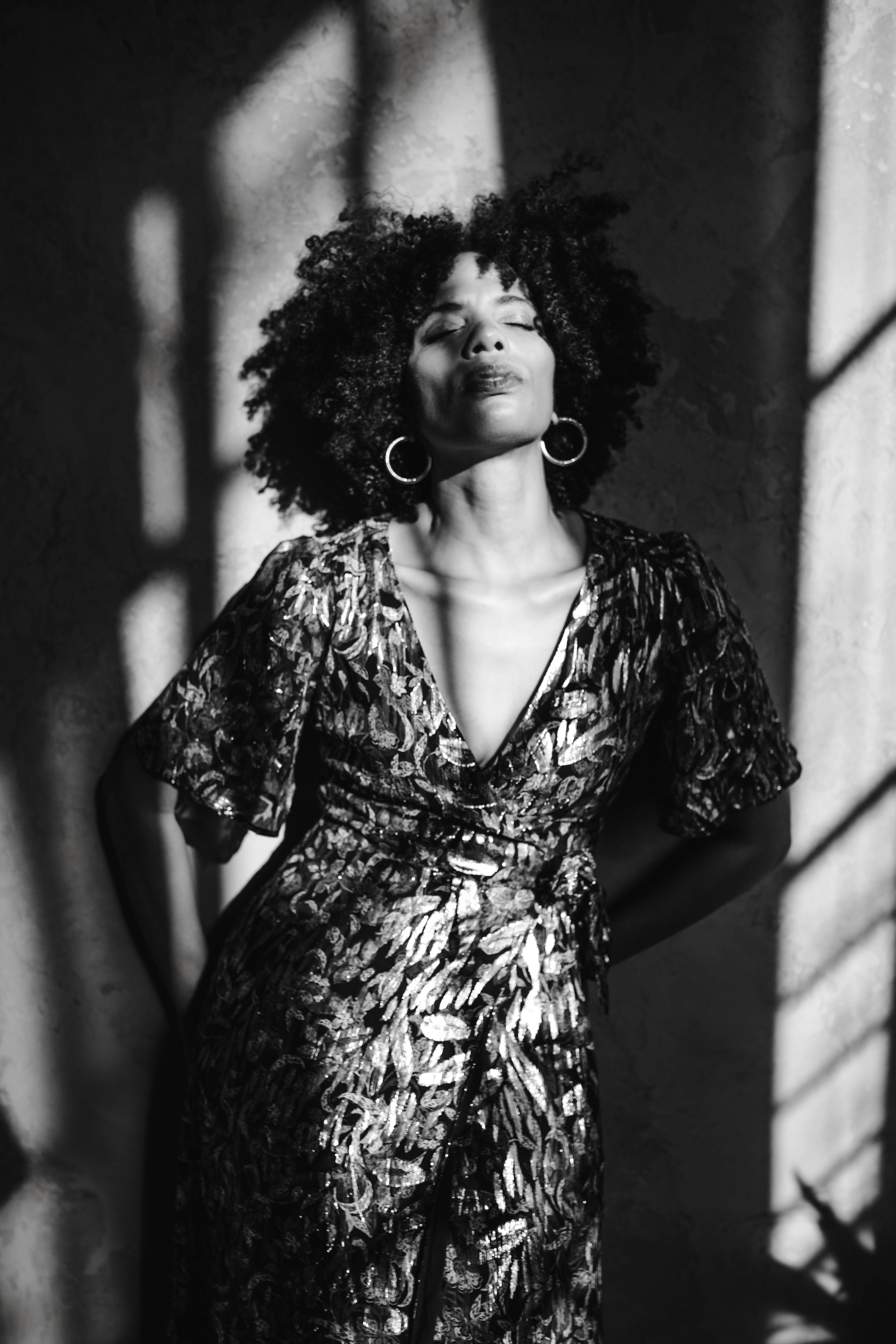 Mujeres Acostadas Cerca De Una Fotografía