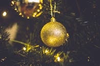 装饰精美的圣诞树上，闪闪发光的金色装饰品特写