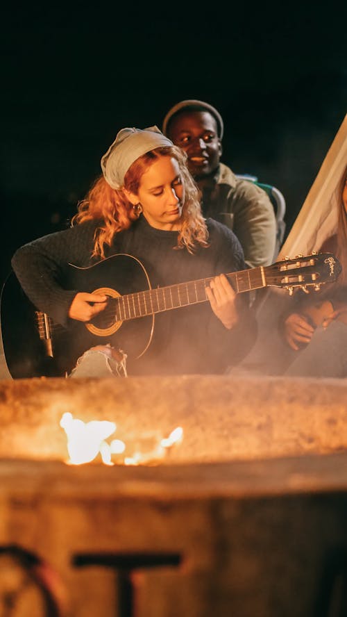 Fotobanka s bezplatnými fotkami na tému akustická gitara, akustický, baviť sa