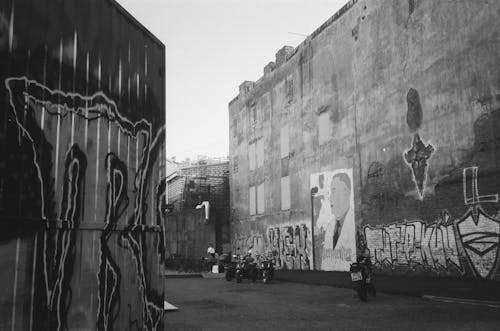 Безкоштовне стокове фото на тему «Будівля, вандалізм, відтінки сірого»