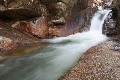 Gratis stockfoto met rotsen, stroom, waterval