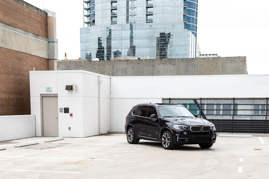 Luxury SUV parked in front of a modern Bellevue office building - Bellevue corporate chauffeur Luxury SUV parked in front of a modern Bellevue office building - Bellevue corporate chauffeur