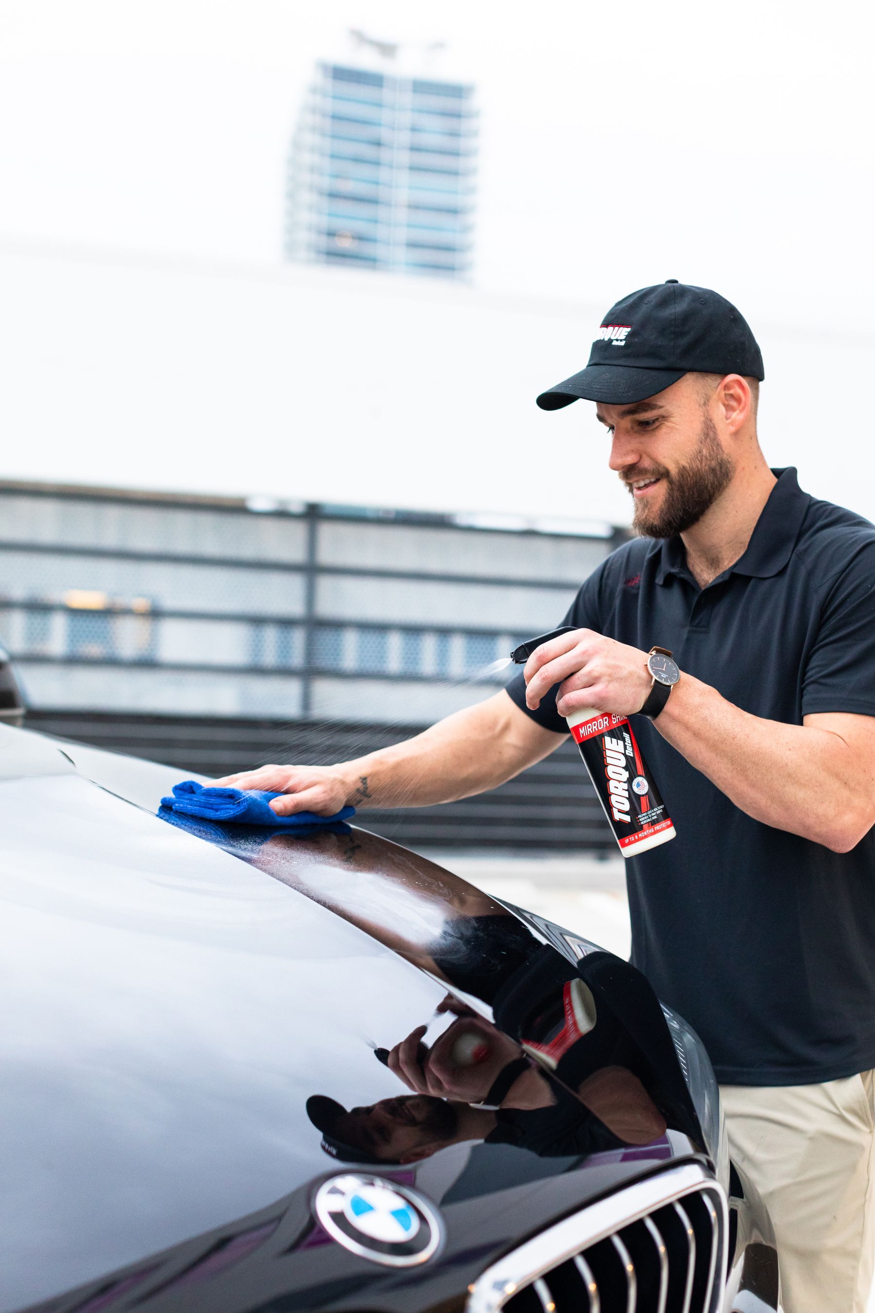 Hand poliert die Oberfläche eines Fahrzeugs.