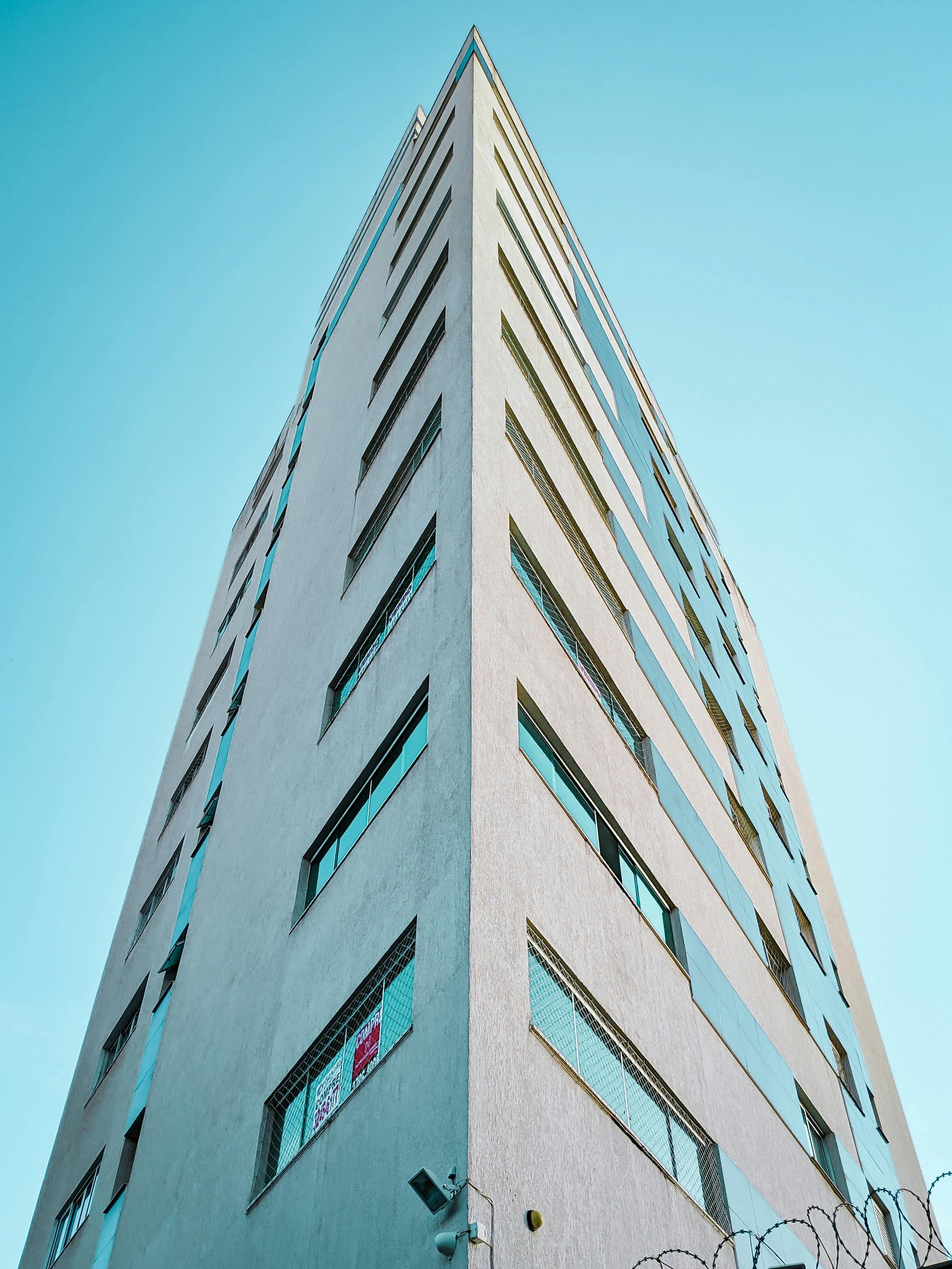 해외 대학원 유학 준비 학습 자료 정리하는 모습