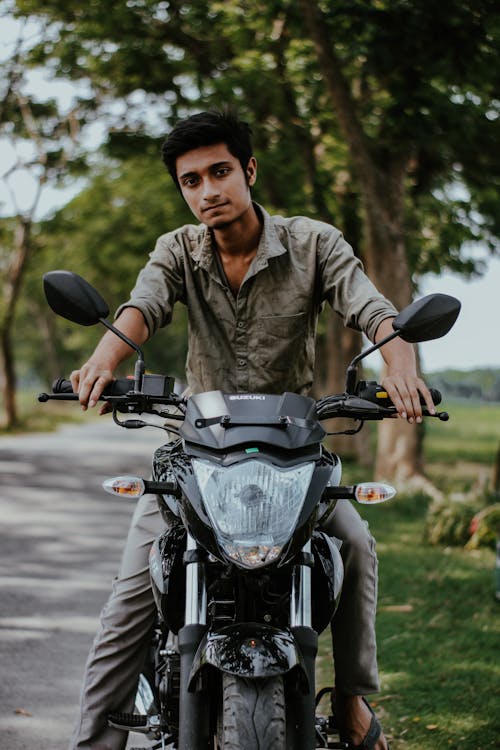 Gratis stockfoto met aziatische kerel, biker, geparkeerd