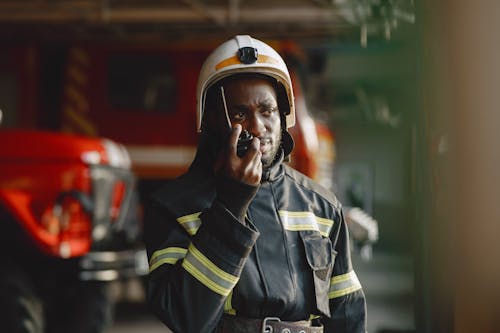 Gratis stockfoto met Afro-Amerikaans, brandweerman, detailopname