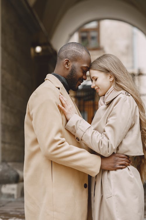 Fotobanka s bezplatnými fotkami na tému interracial pár, kabát, láska