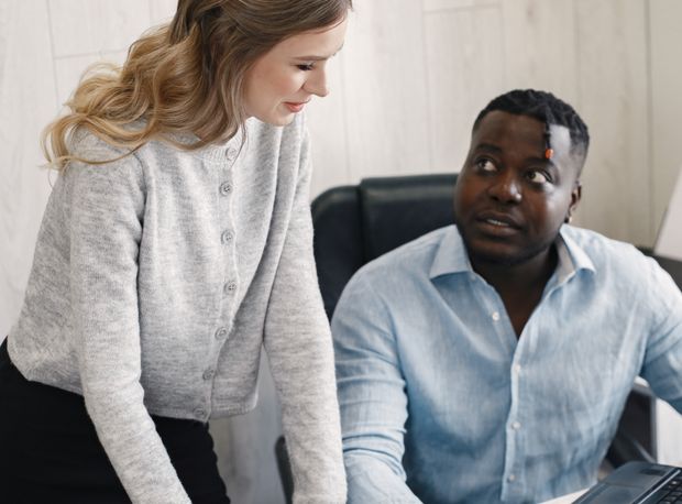 Online dating: starting a conversation on a niche platform