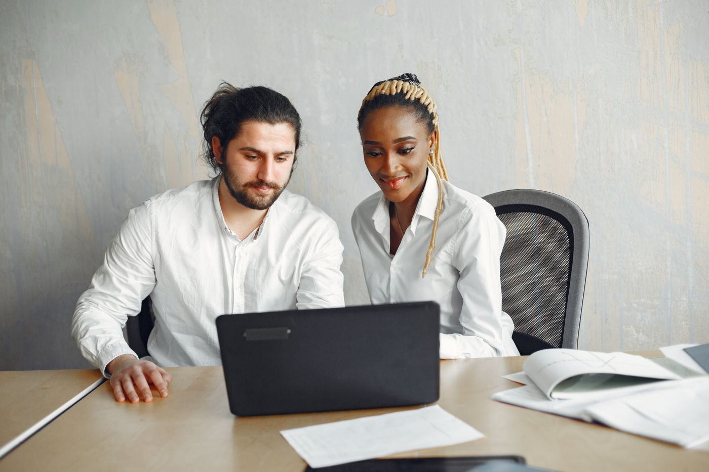 Photo de stock illustrant le travail sur ordinateur, à distance ou en collaboration