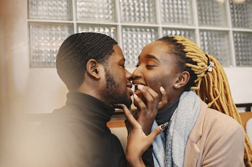 Fotos de stock gratuitas de afecto, amantes, besando
