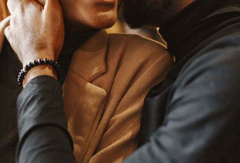 Online dating: starting a conversation on a niche platform