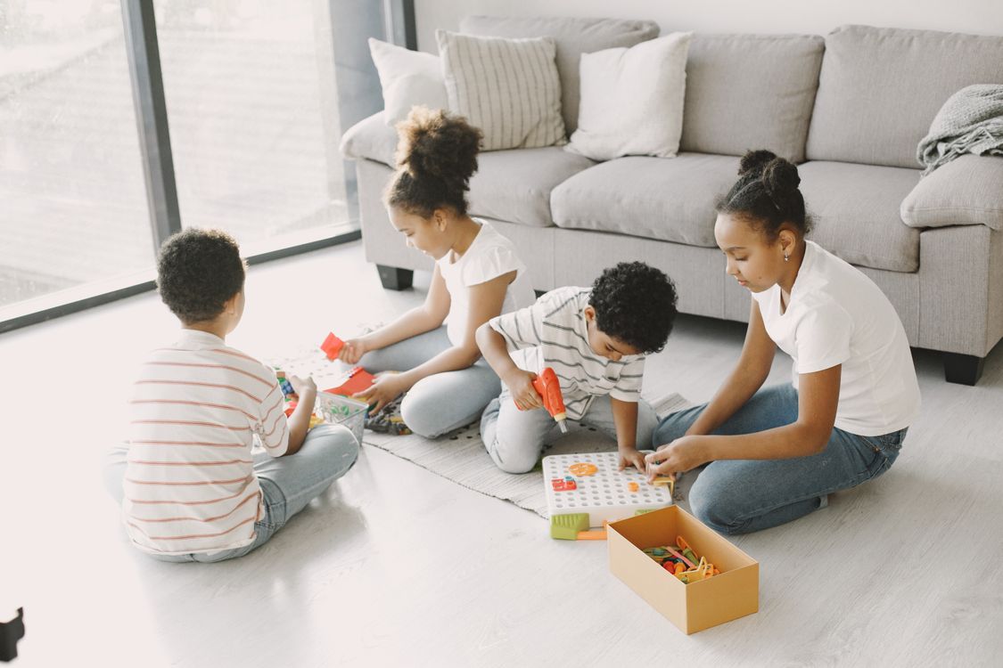 kids playing on themommiesreviews.com