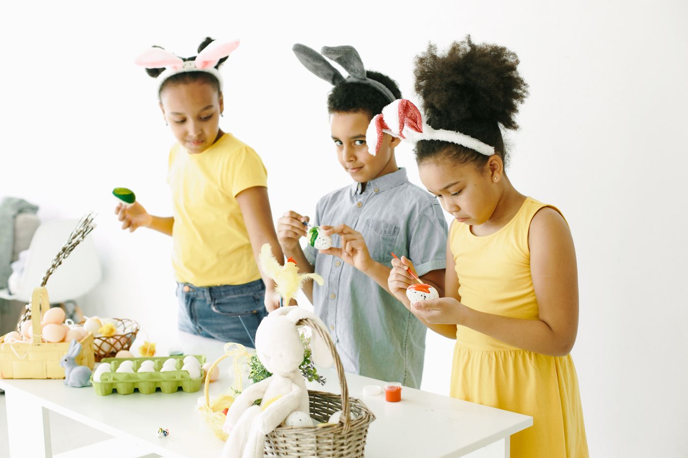 Kinder bemalen gemeinsam bunte Ostereier