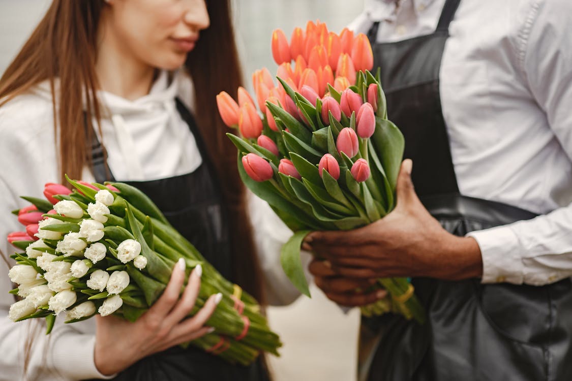 apron, ayakta, buket içeren Ücretsiz stok fotoğraf