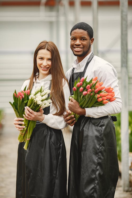 adam, apron, ayakta içeren Ücretsiz stok fotoğraf