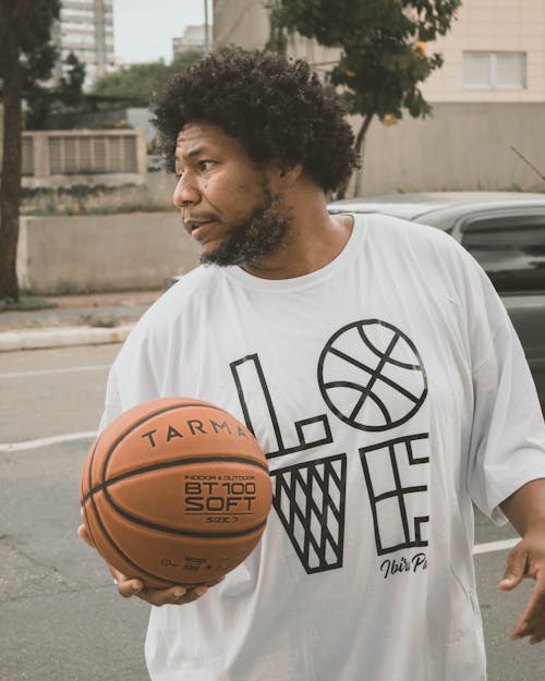 Základová fotografie zdarma na téma afroameričan, basketbal, držení
