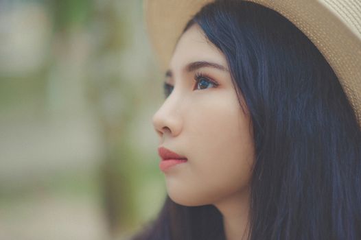 蛇头部解剖结构图，重点标注出口腔内的犁鼻器及其与舌头连接的关系
