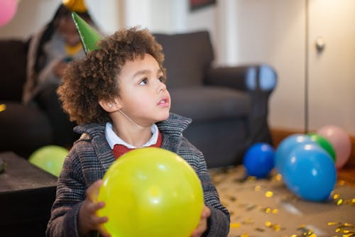 Foto stok gratis anak, balon kuning, dalam ruangan