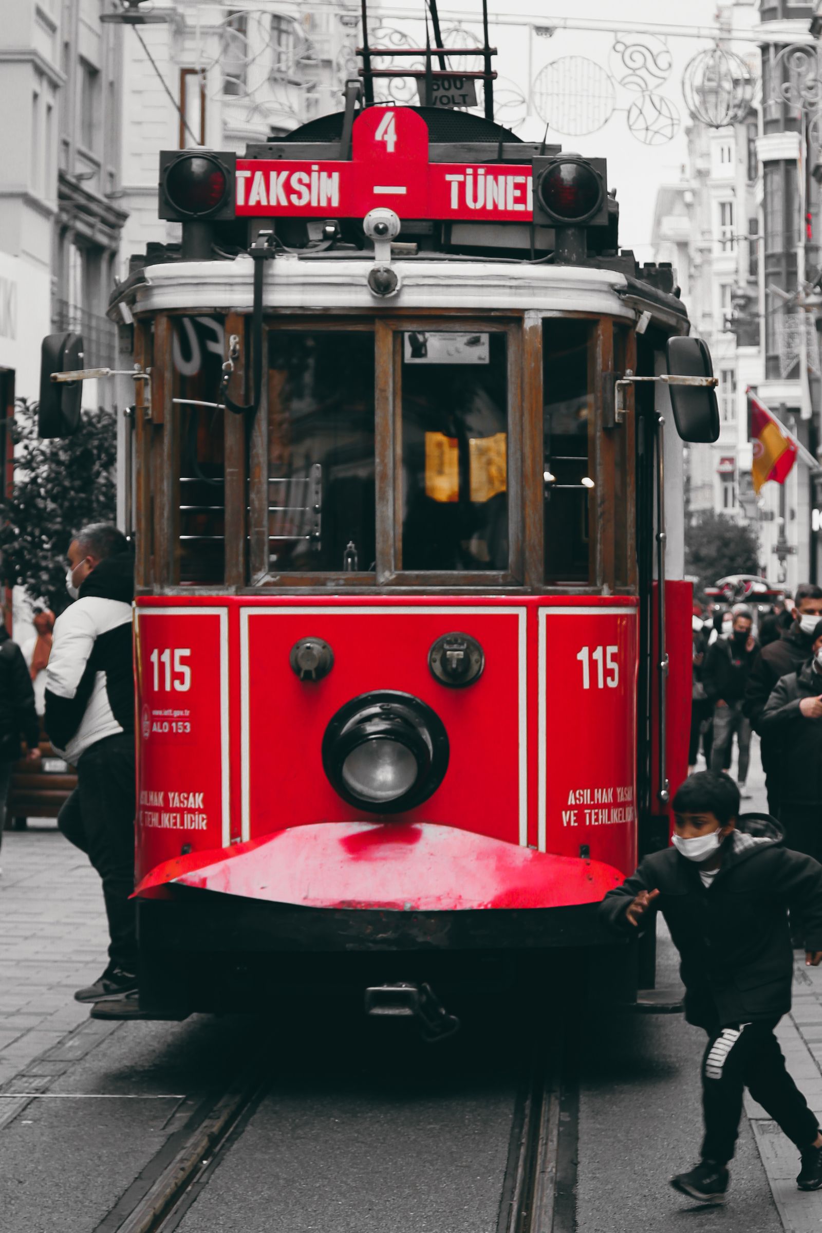 Cazare în Istanbul: tramvaiul roșu pe Istiklal