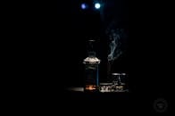 一个戏剧性的威士忌瓶，以深色背景上的烟雾和柔和灯光为特色