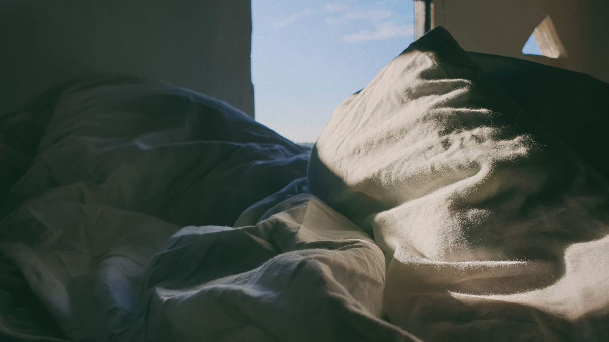 Photo: Dương Nhân / Pexels Soft morning sunlight across rumpled white bedding