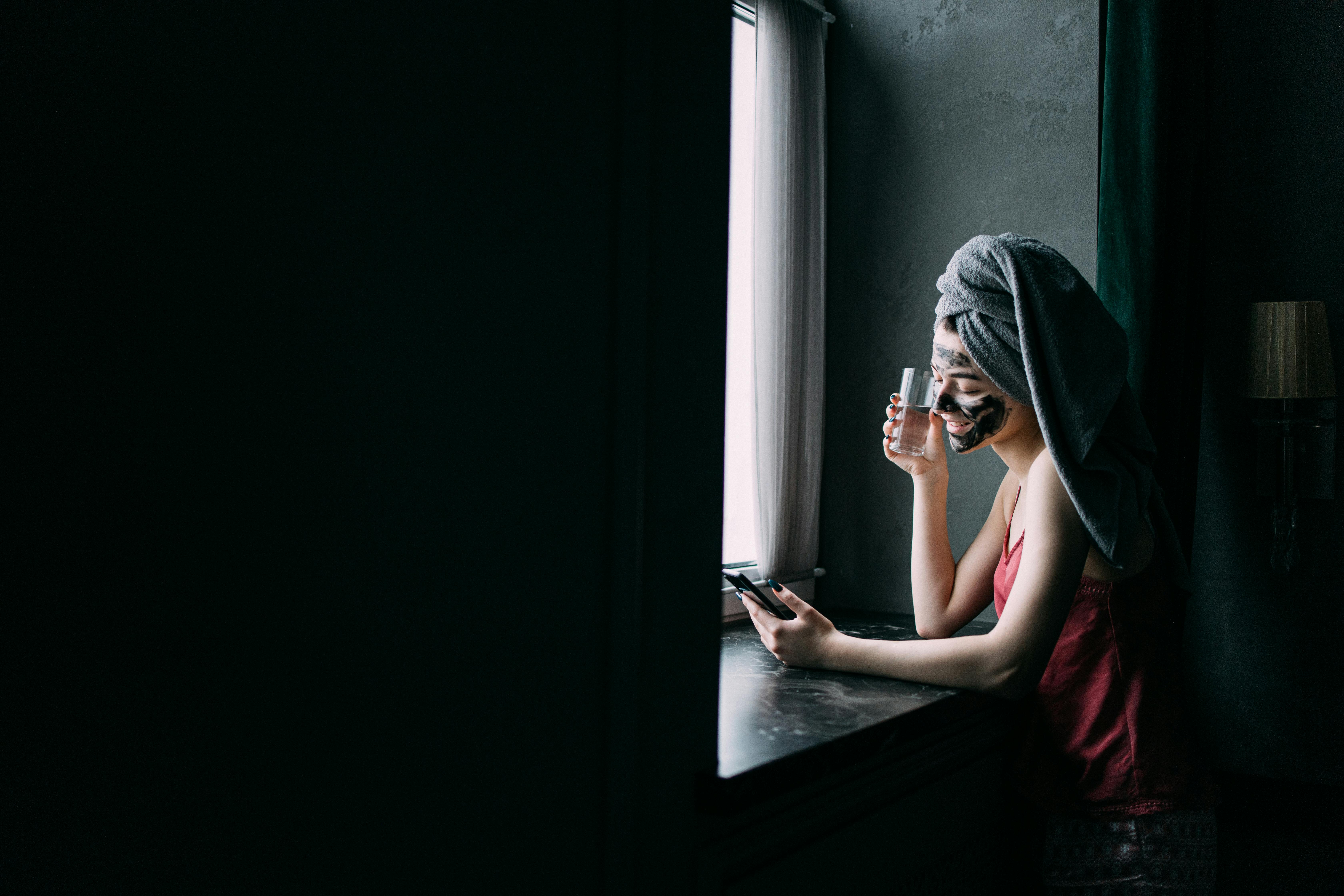 Verdunkelungsvorhänge vor einem Fenster mit überlappender Mitte und seitlichem Überstand für weniger Lichtspalten