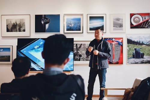 Hombre Al Lado De La Televisión De Pantalla Plana Con Fondo De Fotos