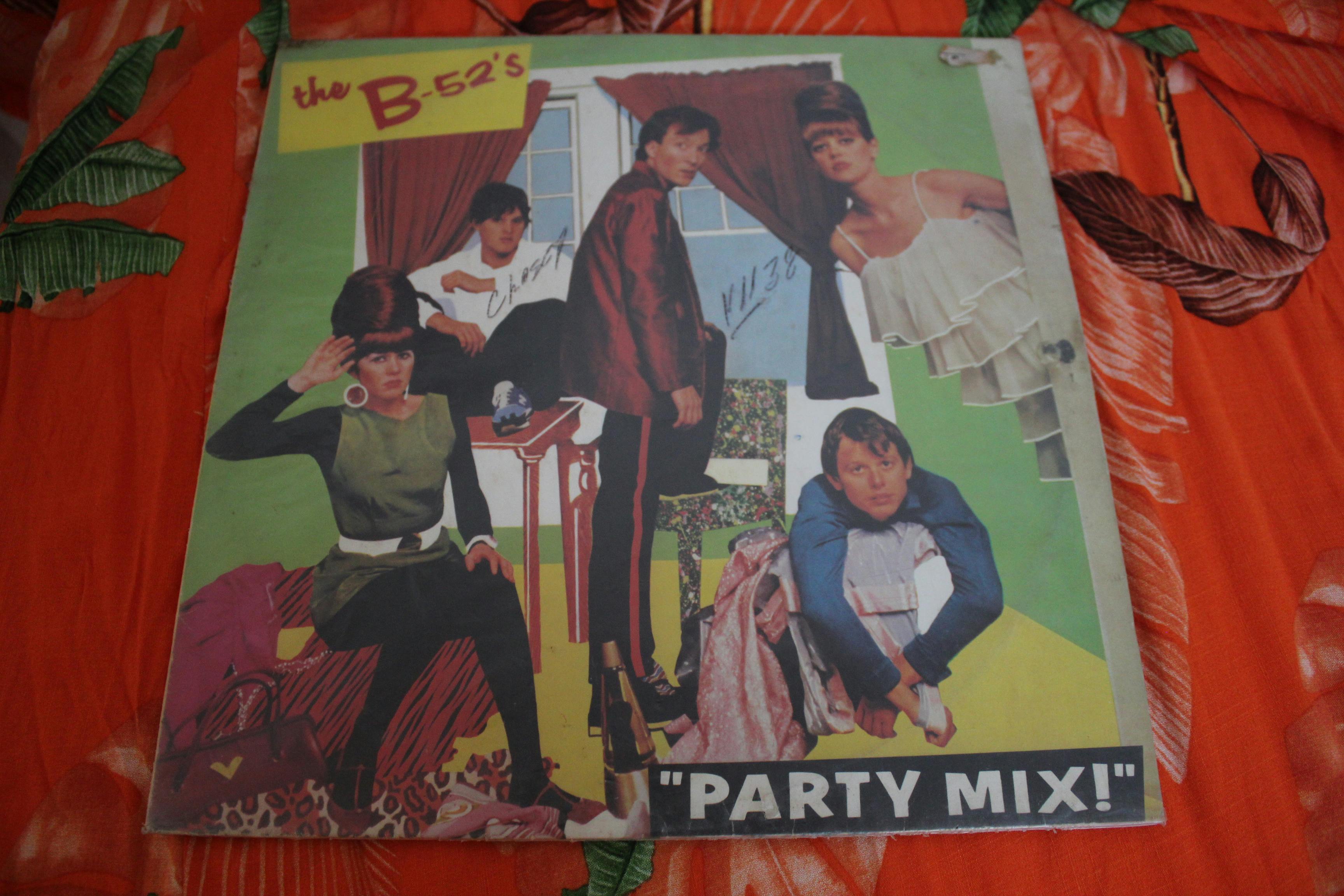 Persona trabajando en un ordenador con gráficos de SEO