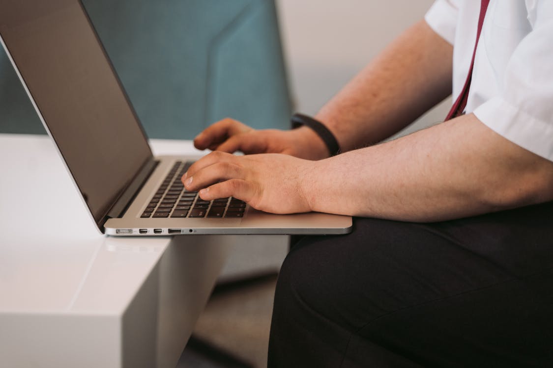 Fotos de stock gratuitas de autónomo, clase en línea, escribir a máquina