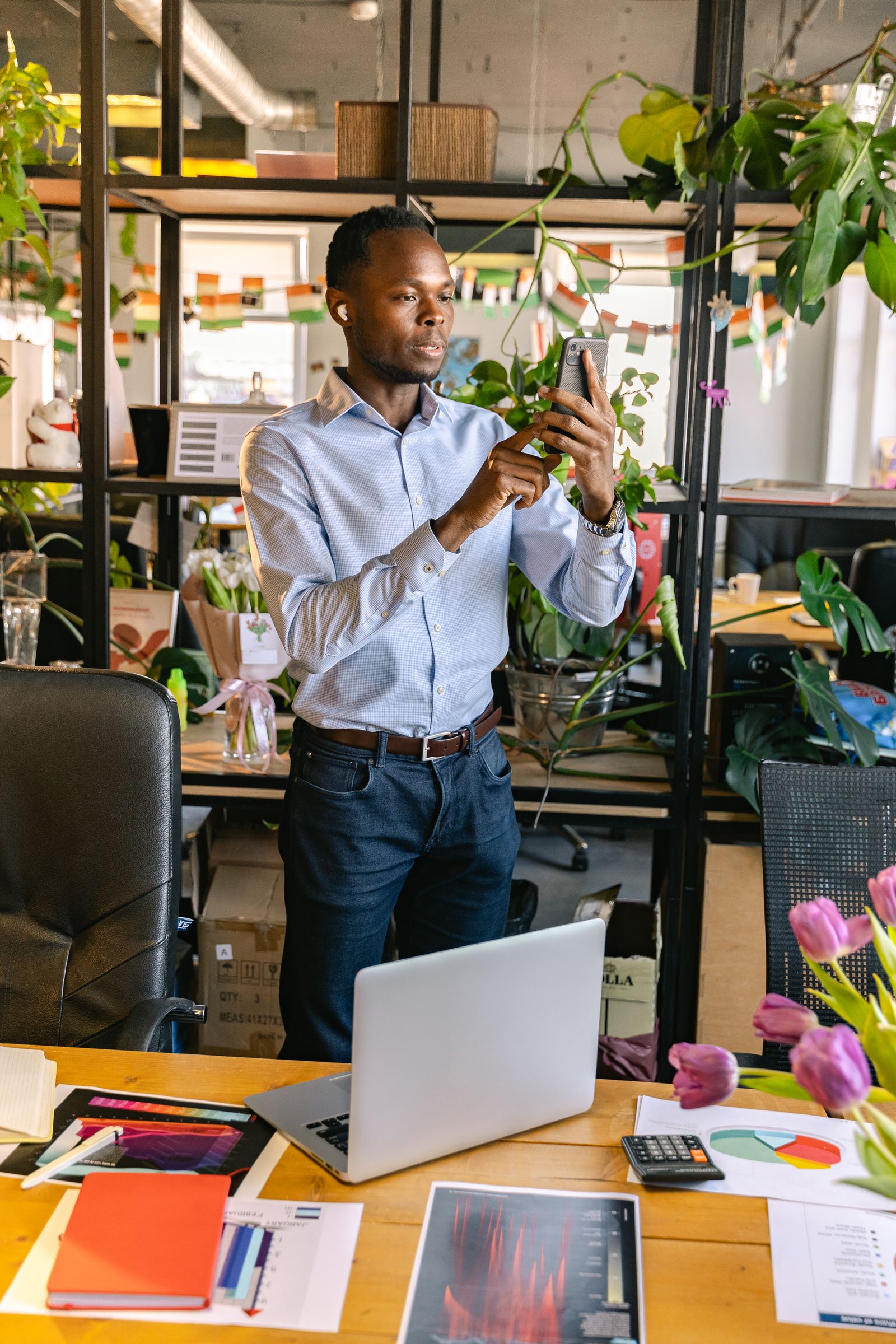 Professionnel utilisant un smartphone dans un environnement de travail