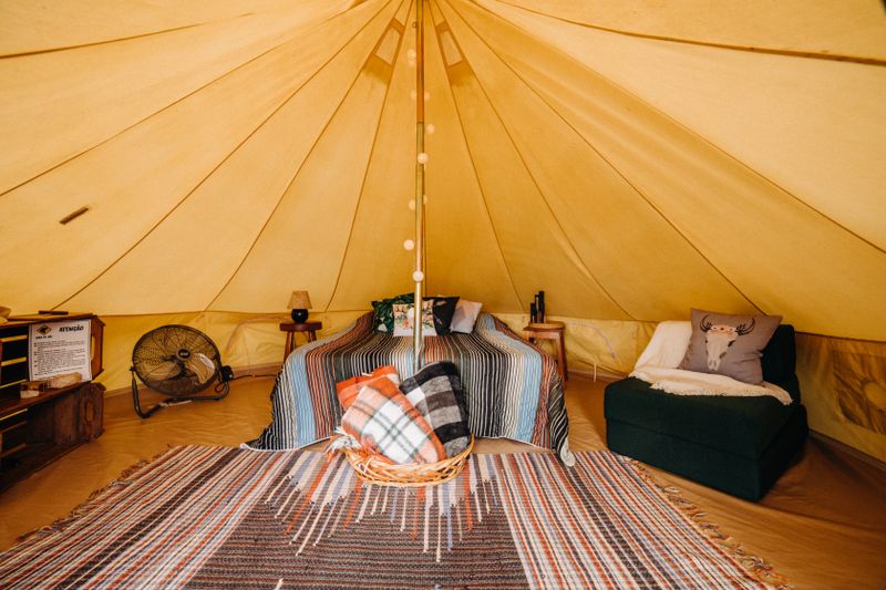 Cama en interior de domo creativo