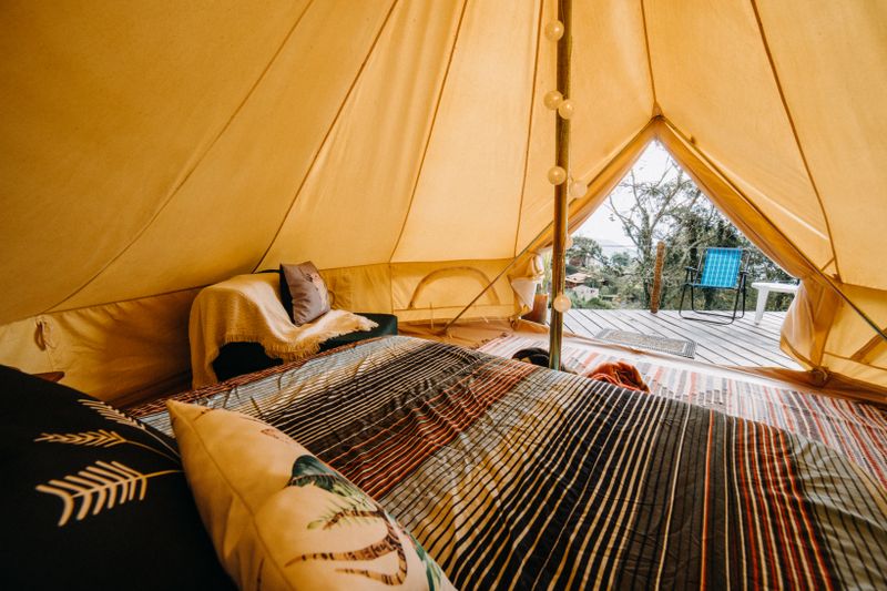 Vista interior de domo geodésico con cama