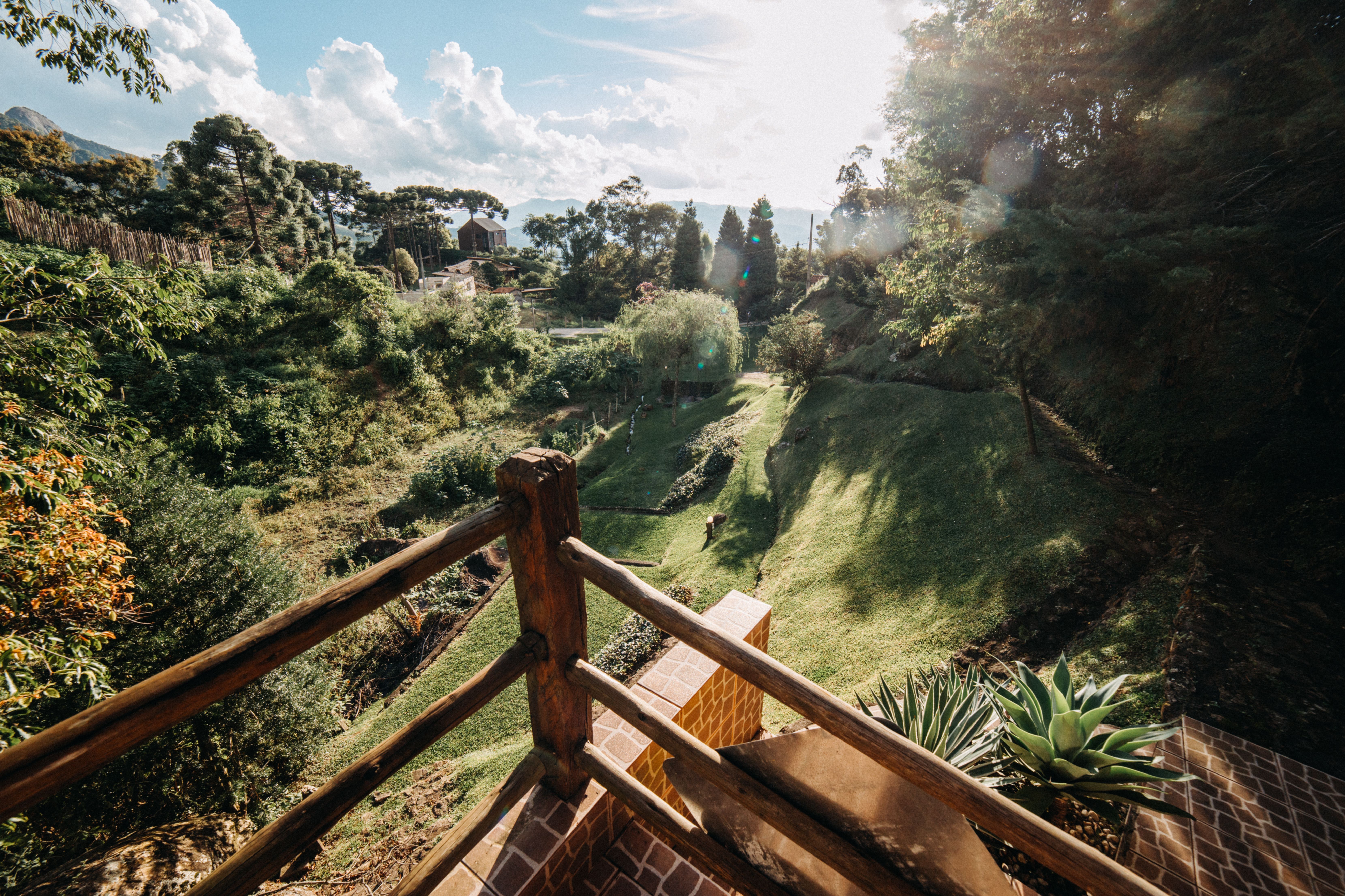 Photos gratuites de arbres, balcon, balustrade en bois