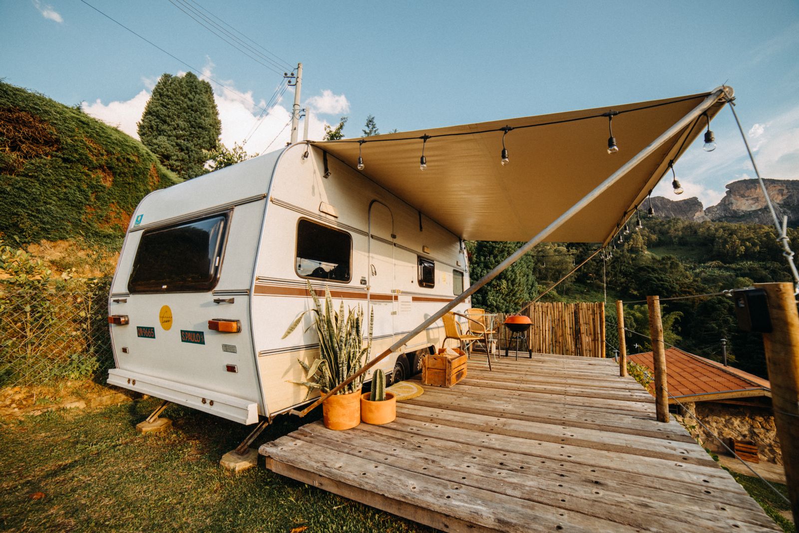 Mobil-home avec terrasse en bois dans un cadre de vacances