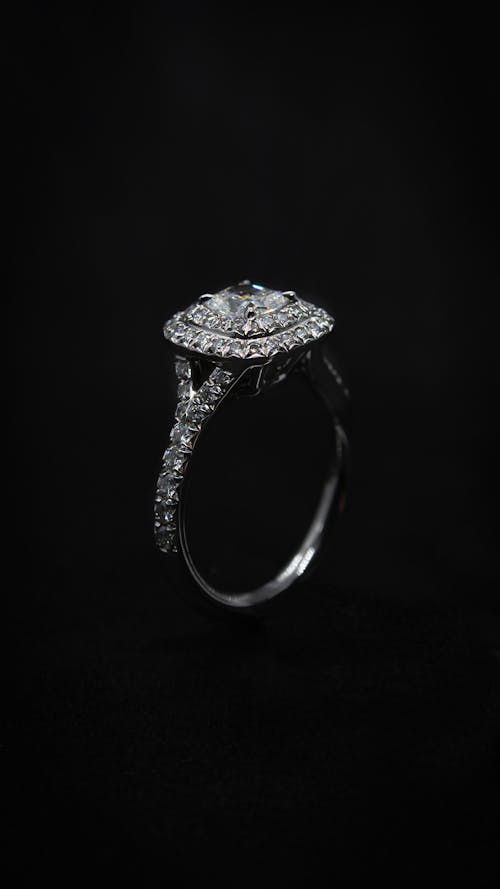 Darmowe zdjęcie z galerii z akcesorium, cenny, diamentowy pierścionek