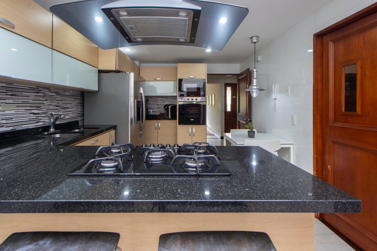 Equipe reunida em sala de reunião avaliando relatórios de compras