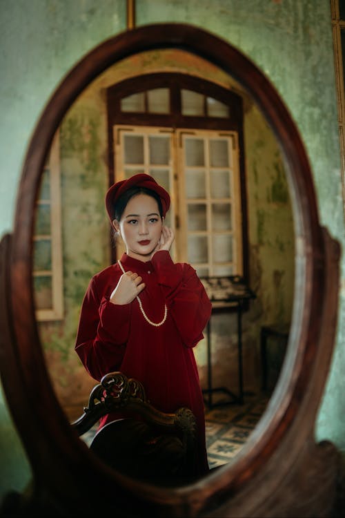 Darmowe zdjęcie z galerii z azjatka, czerwone ubrania, kobieta